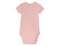 Een roze baby-onesie met korte mouwen.
