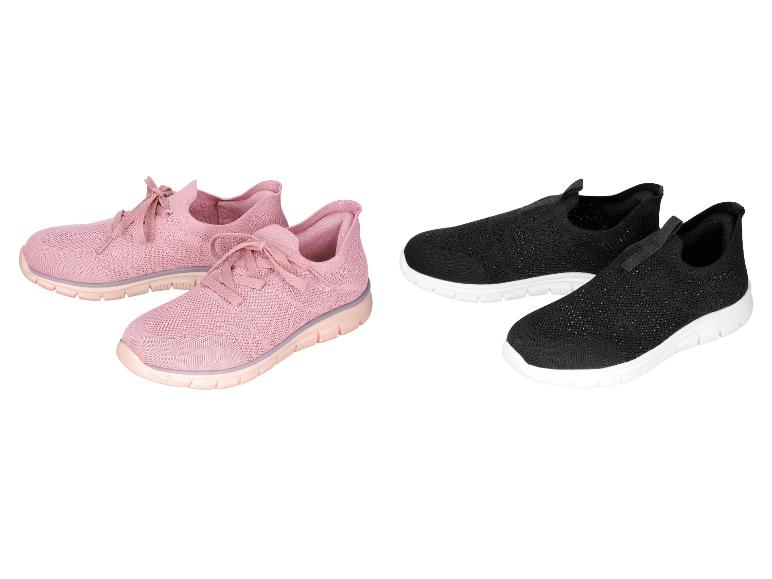 Twee paar gebreide sneakers: roze veterschoenen en zwarte instappers.