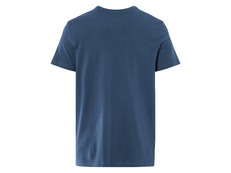 Een donkerblauw T-shirt met korte mouwen.