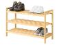 Houten schoenenrek met wandelschoenen, witte sneakers en grijze kinderschoenen.