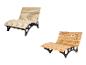 Twee houten ligstoelen met zwarte metalen frames