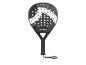 Zwart padelracket met witte en grijze accenten, geperforeerd oppervlak en polsbandje.