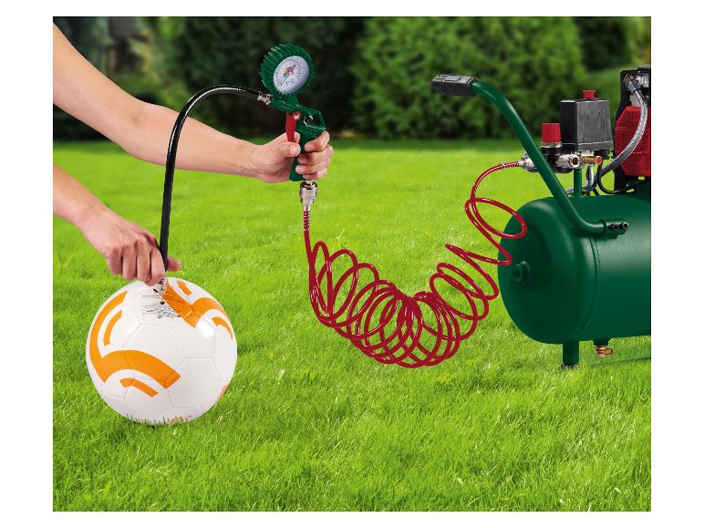 Persoon blaast voetbal op met luchtcompressor en drukmeter.