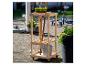 Houten tuingereedschap organizer op wielen met bezem, schep en emmer.