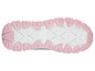 De roze zool van een witte sneaker met een ruw profiel.