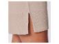 Close-up van een beige gebreide rok met split.