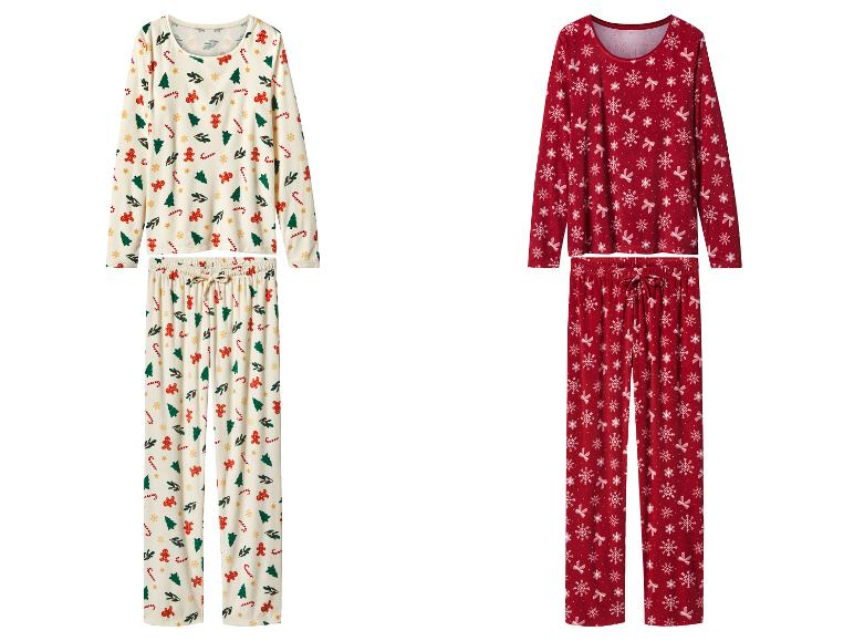Twee kerstpyjama sets: één crèmekleurig met kerstbomen en peperkoekmannetjes, één rood met sneeuwvlokken en strikken.