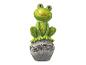 Een groene kikkerfiguur zit op een stenen bol.