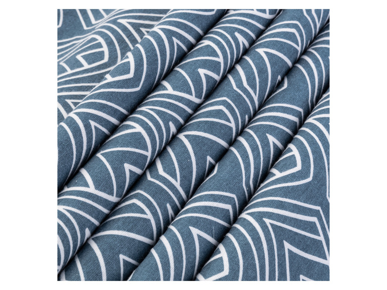 Blauwe stof met wit geometrisch patroon.