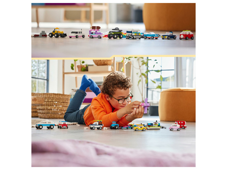 Een kind speelt met LEGO® auto's en vliegtuigjes.