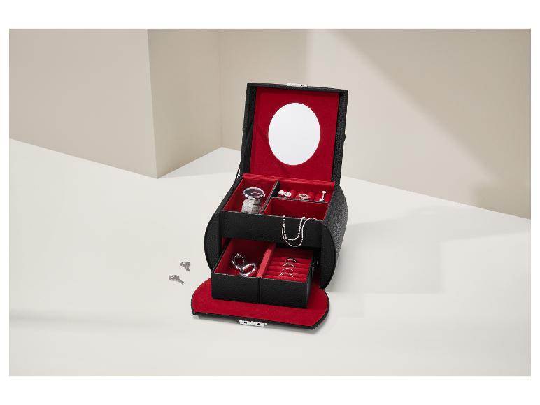 Open zwart-rode juwelendoos met een horloge, ringen en ketting.