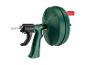 Groene handmatige rioolontstopper met handvat en rode slinger.
