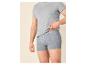 Man in grijs T-shirt en grijze boxershort.