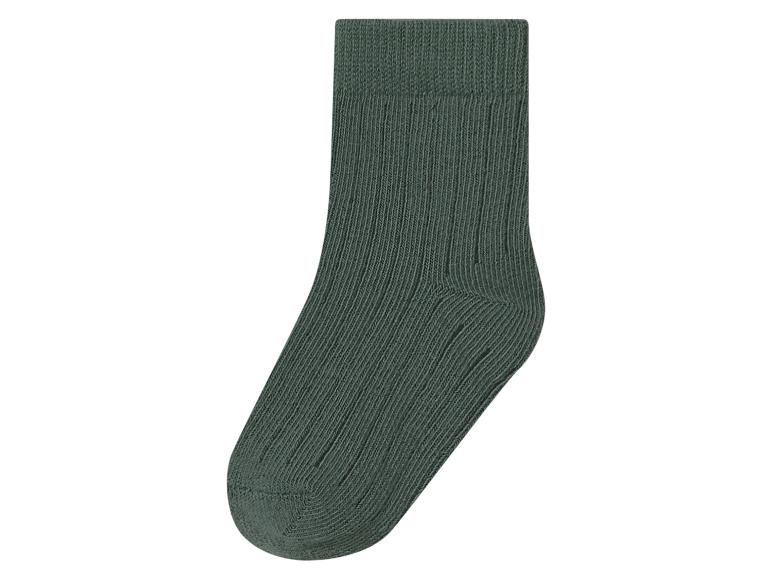 Een donkergroene geribbelde sok.