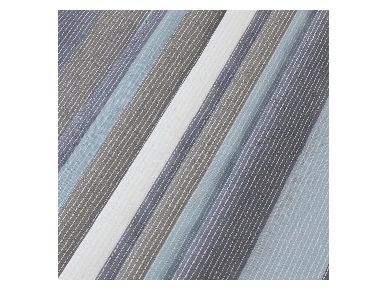 Close-up van een gestreepte stof in blauw en grijze tinten.