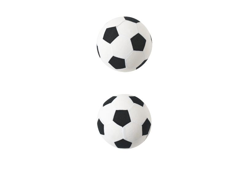 Twee zwart-witte voetballen op een witte achtergrond.