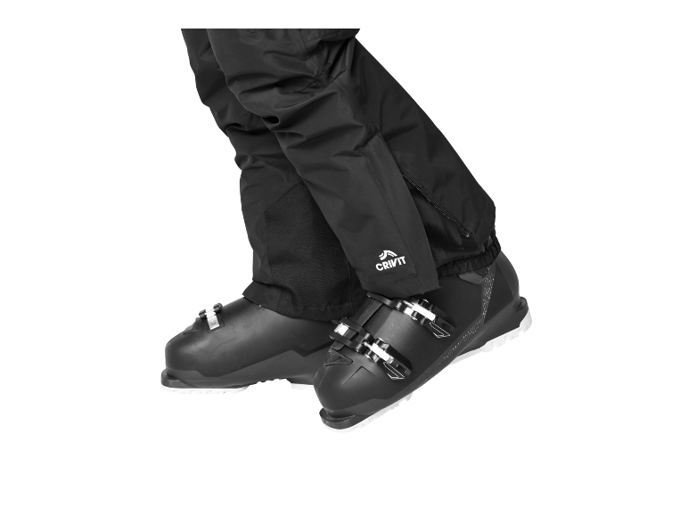 Zwarte skibroek en skischoenen met Crivit-logo aan de zijkant.