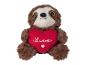 Een bruine knuffeldier sloth die een rood hart met 'love' erop vasthoudt.
