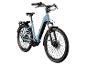 Lichtblauwe elektrische fiets met zwarte spatborden en bagagedrager