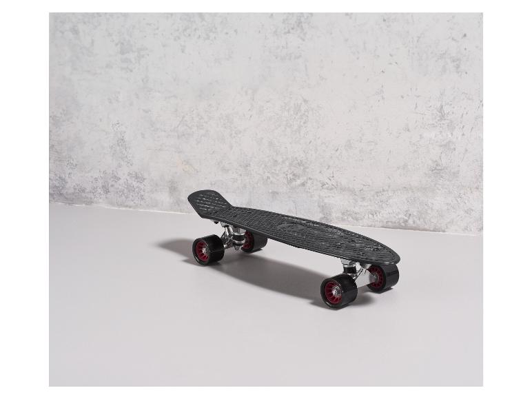 Zwarte skateboard met rode wielen op een grijze achtergrond.