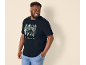 Man in zwart T-shirt met surfplankprint en de tekst 'GOLDEN HOUR'