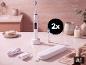 DENTALUX® sonische tandenborstel met oplaadstation, reisetui en accessoires op een badkamermeubel. [AI-gegenereerde afbeelding]