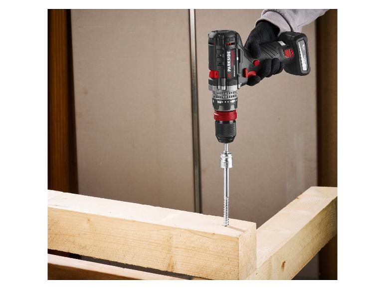 Accuboormachine schroeft een schroef in een houten balk.