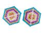 Twee hexagonale kralenpatronen in regenboogkleuren.