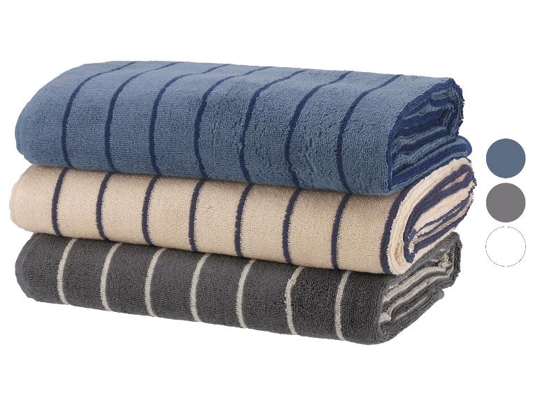 Stapel gestreepte handdoeken.