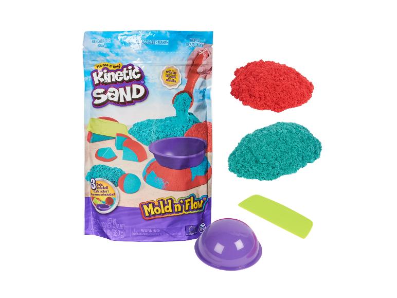 Kinetic Sand Mold 'n Flow set met rode en turquoise Kinetic Sand en 3 gereedschappen.