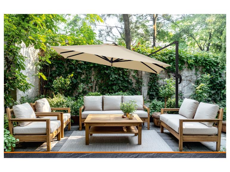 Buitenmeubelset met een grote beige parasol, houten banken en een salontafel.