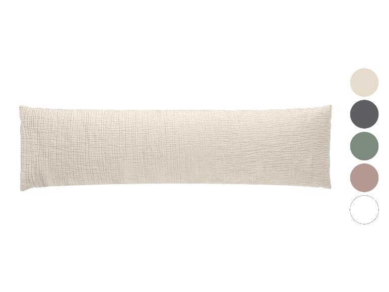 Lang beige getextureerd lichaamskussen met kleurstalen aan de zijkant.