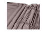 Gedrapeerde mauve stof met decoratieve ruches.