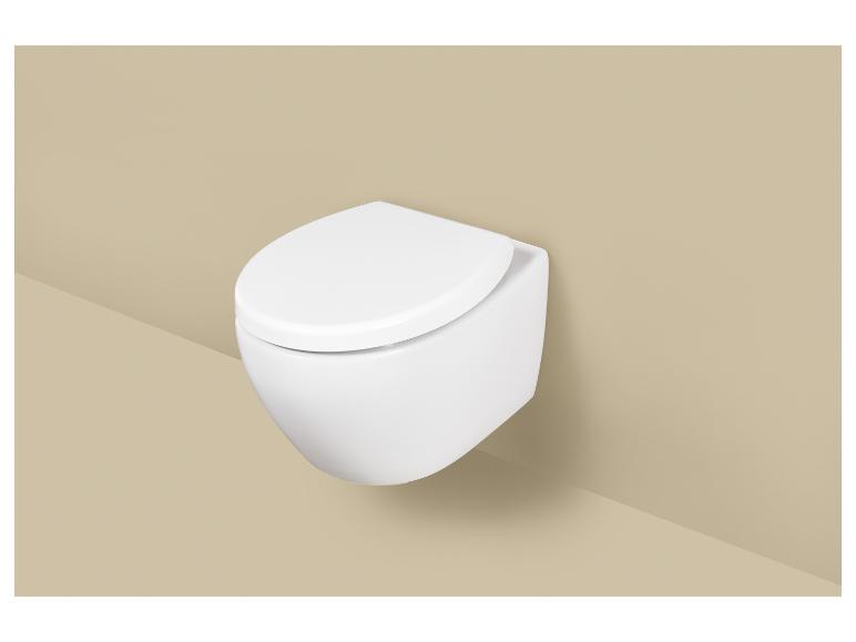 Wit wandcloset met zitting op een beige muur.