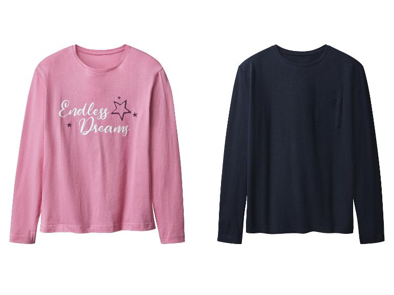 Twee shirts met lange mouwen, één roze met 'Endless Dreams' tekst en één marineblauw met een zak.