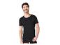 Lachende man in zwart ondershirt en boxershorts.