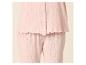 Roze pyjama met knoopsluiting en ruches aan de zoom.