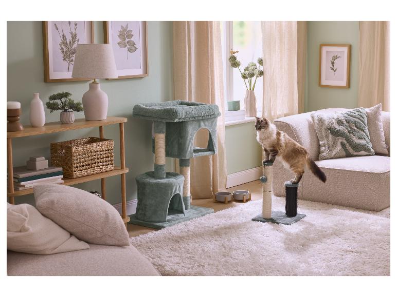 Kattenboom en krabpaal in een woonkamer met een kat.