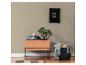 Een letterbord met 'ENJOY THE LITTLE THINGS' boven een plant in een houten plantenbak.