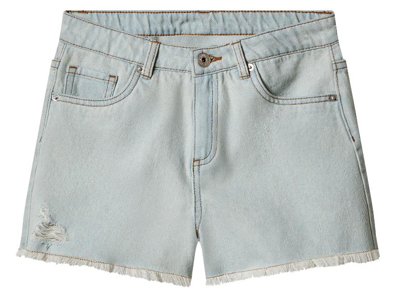 Lichtblauwe denim shorts met gerafelde details en een rafelige zoom