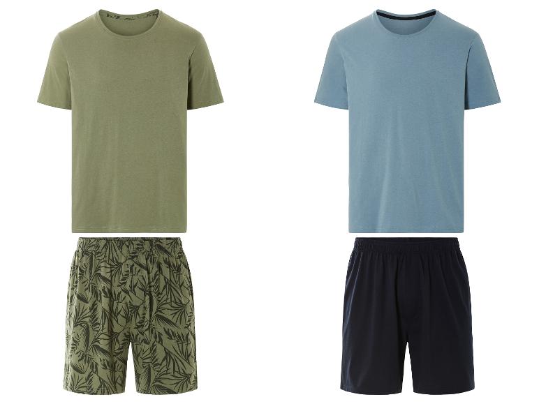 T-shirts en shorts: een olijfgroene met tropische print, een effen lichtblauwe en een donkerblauwe short.
