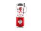Rode retro blender met bessen en yoghurt erin, op een witte achtergrond.