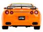 Een oranje Nissan GT-R speelgoedauto met een spoiler