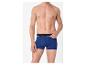 Man draagt blauwe boxershorts
