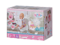 Verpakking van een poppenpotje set, met een pop op het potje en accessoires.