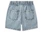 Lichtblauwe denim shorts met elastische taille en twee achterzakken.