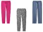 Drie joggingbroeken: fuchsia, grijs met luipaardprint en blauw.