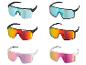Zes sportzonnebrillen met zwarte en witte monturen en blauwe, rode en roze glazen.