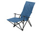 Een blauwe vouwstoel met armleuningen en een voetenbankje.