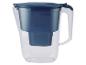 Blauwe waterfilterkan met transparante behuizing en handvat.